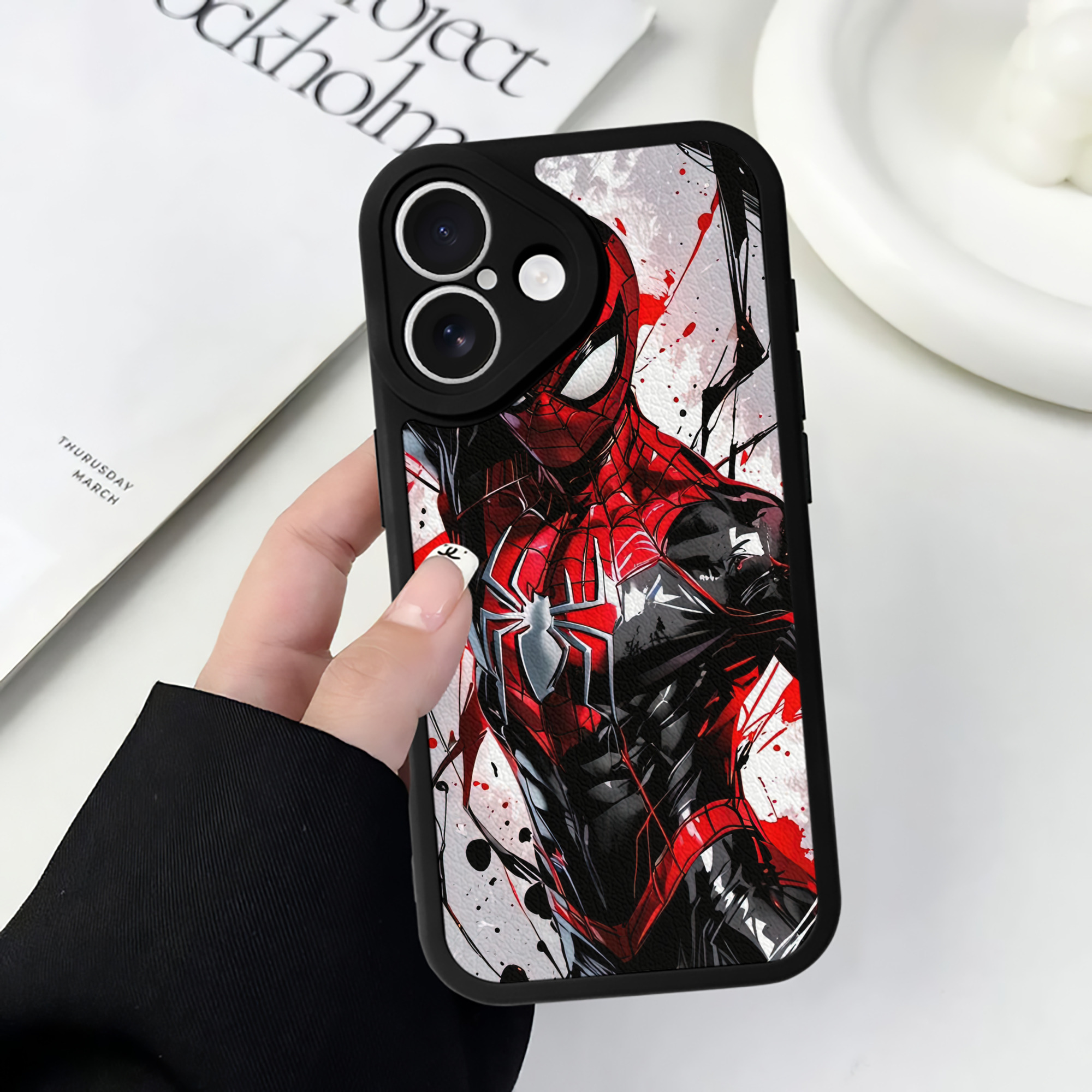 （画像用） Spider Man スパイダーマン 【iPhone 16シリーズ対応】シリコンスマホケース（レザー調） 材質：シリコン